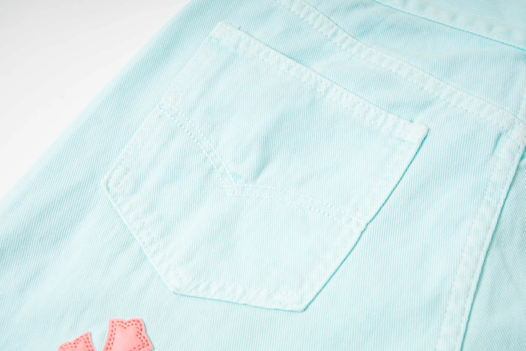 P240 (high version, running quantity) Chrome Hearts light blue blue pants, pink and blue patchwork leather couple's best friend jeans. CH jeans need to be washed and then disassembled and hand-ordered with sheepskin cross leather and then spliced ​​to complete. The whole piece has too many craftsmanship to describe. The patches are decorated with cross flowers, and the high-waisted washed jeans! ! Absolutely high-end luxury products, god-level single products and super popular products, made with top heavy industry, a must-see magic weapon. Customized hardware. The fabric is thick and soft after washing. It has good breathability. Customized small leather label. Unique design. The details are simple and elegant, and the workmanship is exquisite. The entire trousers are neatly routed and the details are in place! It’s so cool that both men and women can easily control the genderless trend! Style number: 1817# Color: Picture color Size: 28 30 32 34 36
